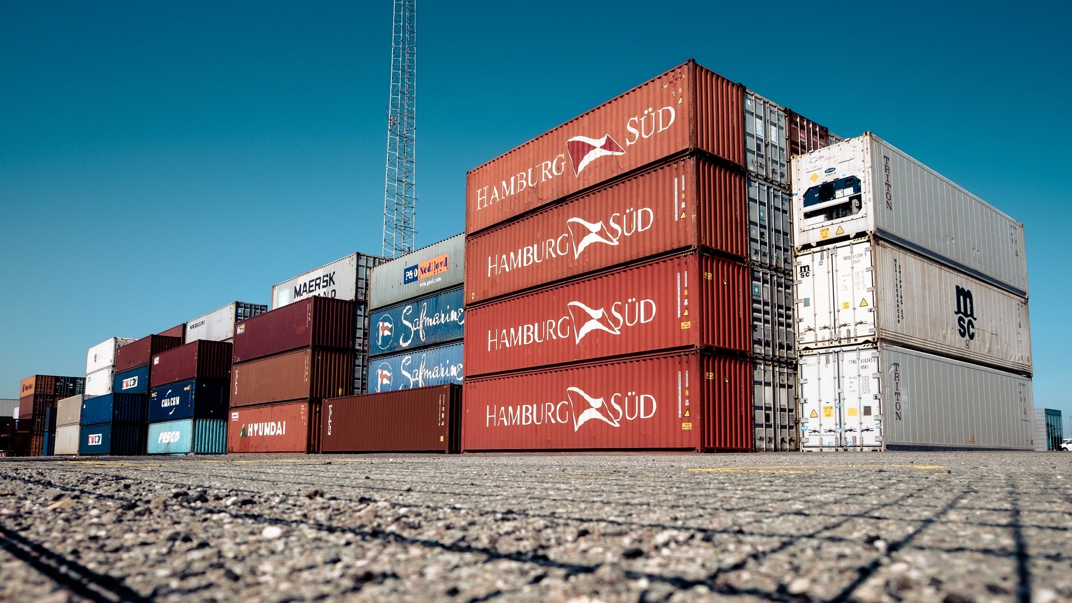 Viele Container stecken momentan in Häfen und auf Containerschiffen fest