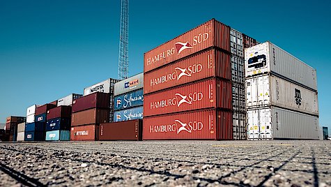 Viele Container stecken momentan in Häfen und auf Containerschiffen fest
