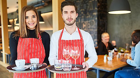 Viele Kellnerinnen und Kellner arbeiten auf Midijob-Basis
