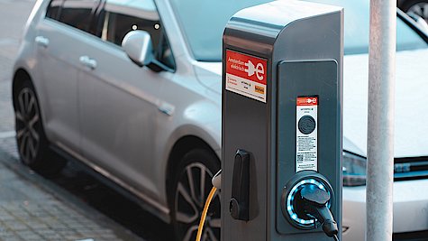 Kunden müssen im Handel häufiger für das Laden des E-Autos bezahlen