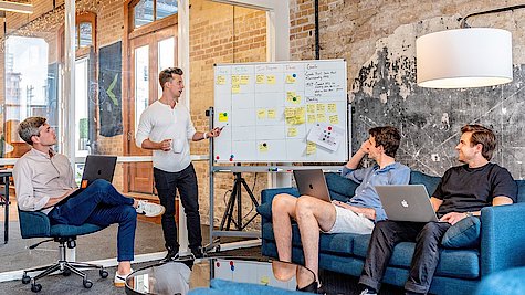 Menschen erläutern Businessplan
