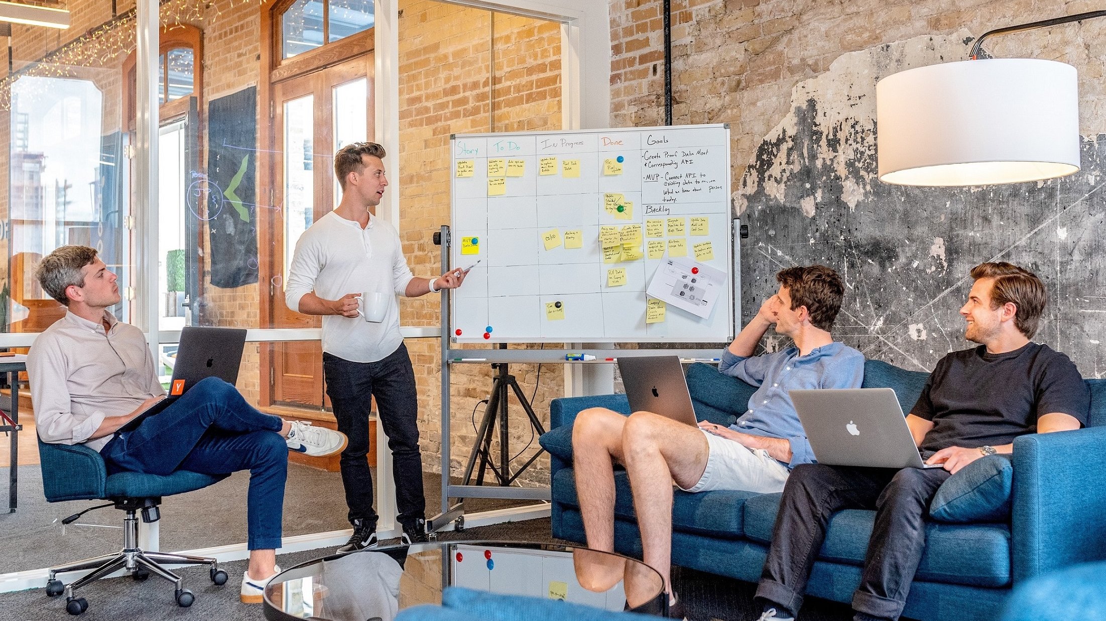 Menschen erläutern Businessplan