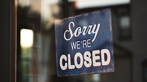 "Sorry we are closed"-Schild Ein Schild im Fenster auf dem steht: "Sorry, we are closed"