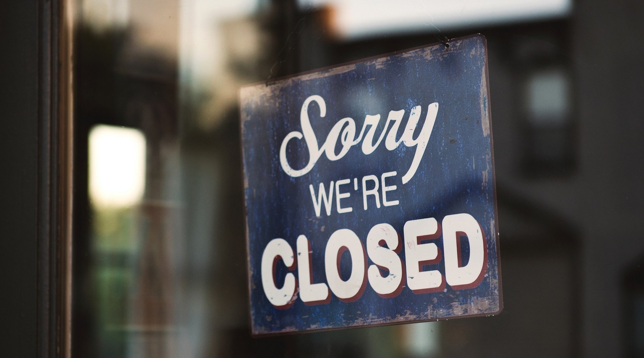 "Sorry we are closed"-Schild Ein Schild im Fenster auf dem steht: "Sorry, we are closed"